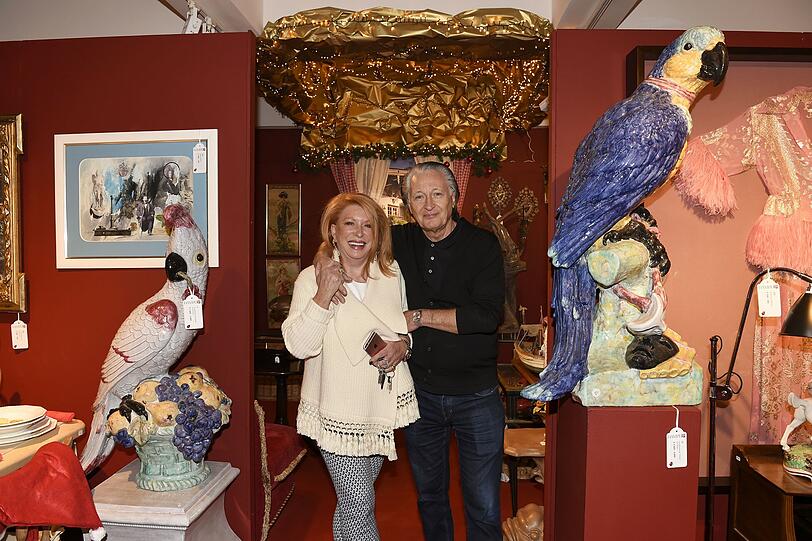 Auktionator Holger Hampel mit seiner Frau Barbara zwischen Papagei-Skulpturen aus Nymphenburger Porzellan (rechts: 3000 &ndash; 4000 Euro).