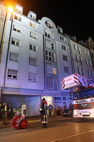 Die Feuerwehr fand in einem Bordell in Nürnberg eine tote Frau - die Bilder vom Einsatz.