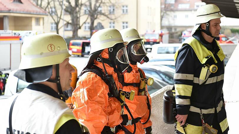 Die Feuerwehr musste anrücken und das Zollauto mit der defekten Autobatterie aus der Tiefgarage abschleppen.