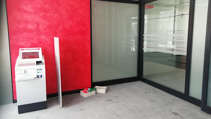 Reismühlenstraße 1: Im Vorraum erwarten den Sparkassenkunden: ein Geldautomat, ein SB-Schalter und ein Stapel VHS-Programmhefte. In den Innenräumen herrscht gähnende Leere. Spätestens ab Mitte 2019 soll sich das ändern, verspricht die Sparkasse. Ein Nachmieter sei gefunden.