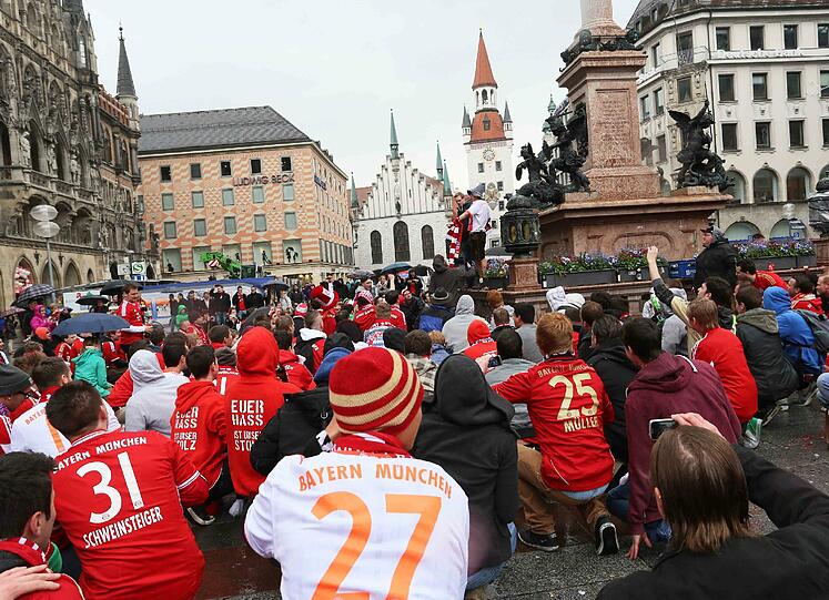 Die Bayernfans sind bereit für einen außergewöhnlichen Fußballabend. Bei brittischem Wetter und bayerischem Bier präsentieren sie die Fans lautstark am Marienplatz. Die besten Bilder.