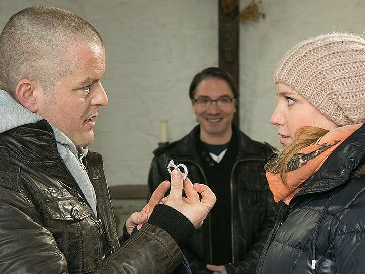 "Alles was zählt": Ingo hat zwei Trauringe aus Alufolie gebastelt und macht Bea ein rührendes Liebesgeständnis