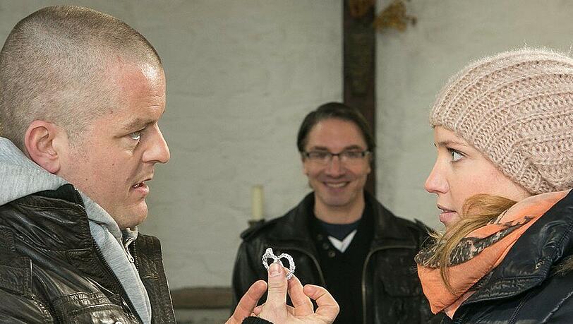 "Alles was zählt": Ingo hat zwei Trauringe aus Alufolie gebastelt und macht Bea ein rührendes Liebesgeständnis "Alles was zählt": Ingo hat zwei Trauringe aus Alufolie gebastelt und macht Bea ein rührendes Liebesgeständnis
