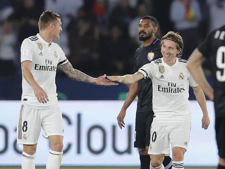 Toni Kroos (l) gratuliert Real-Torschütze Luka Modric nach dem 1:0.