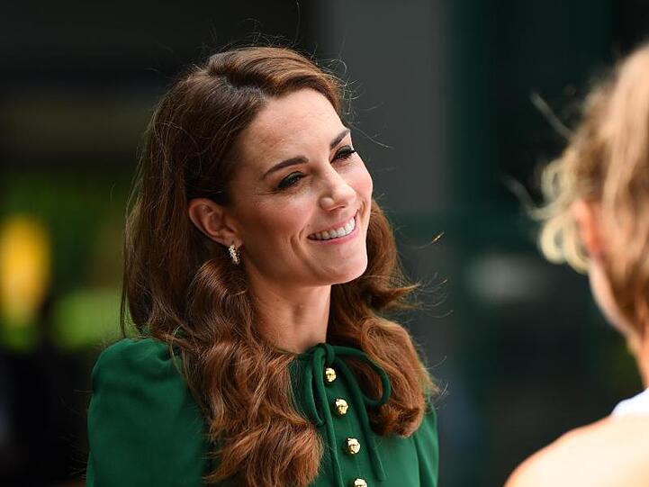 Kate (l-r), die Herzogin von Cambridge, traf vor dem Finale die Nachwuchsspielerinnen in Wimbleton.