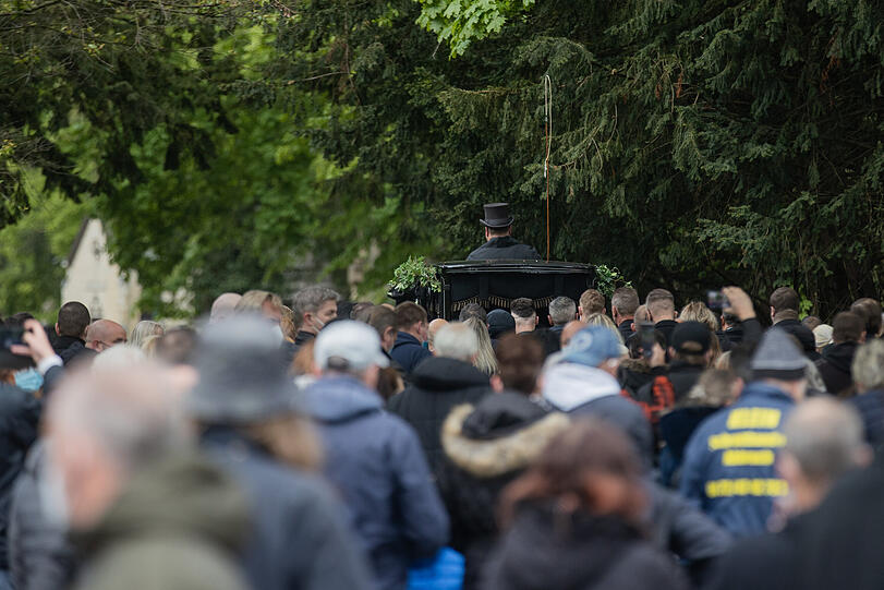 Corona-bedingt konnten an der Beerdigung für Willi Herren nur 30 Trauergäste teilnehmen. Trotzdem waren einige Fans am Friedhof erschienen.