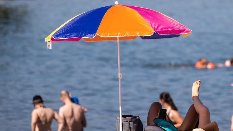 Ausflügler genießen das warme Wetter am Brombachsee in Bayern. Am Donnerstag wurde in Deutschland eine Spitzentemperatur von 35,5 Grad gemessen.