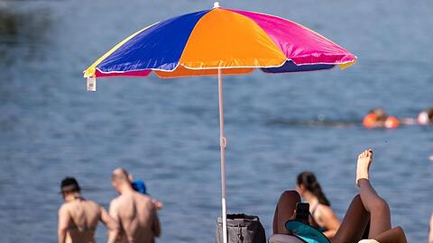Ausflügler genießen das warme Wetter am Brombachsee in Bayern. Am Donnerstag wurde in Deutschland eine Spitzentemperatur von 35,5 Grad gemessen.