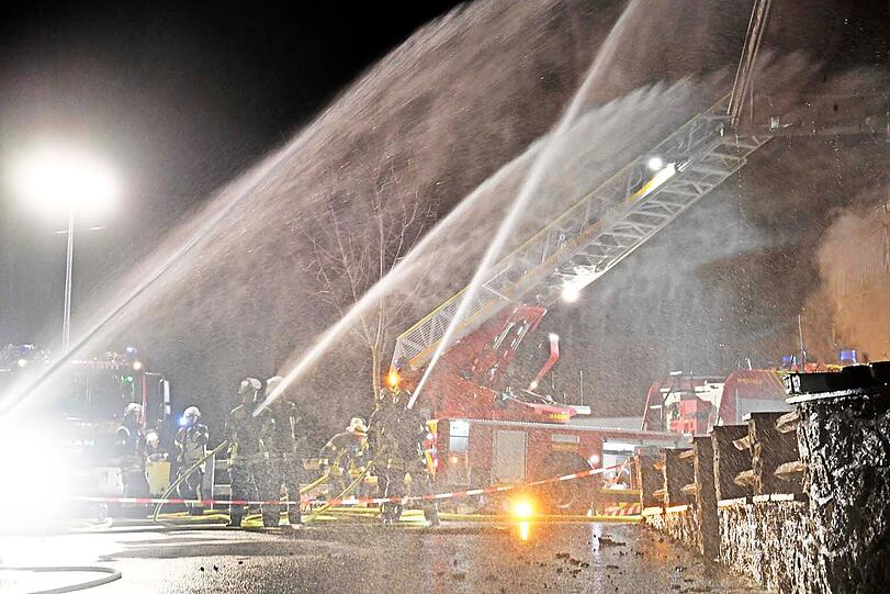 Großbrand auf einem landwirtschaftlichen Anwesen. Hunderte Feuerwehrleute bekämpften die Flammen. Bilder vom Einsatz.