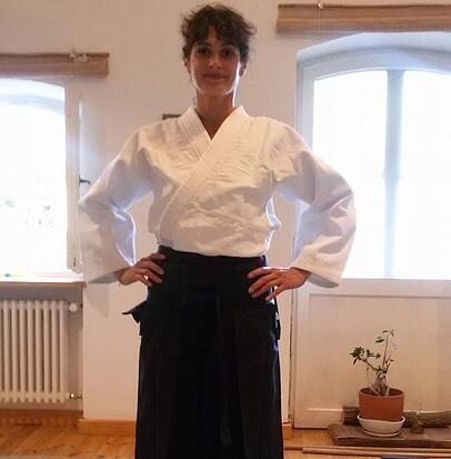 Anastasia Papadopoulou mit Aikidō-Anzug im Dojo, dem Trainingsort für Kampfkünste Anastasia Papadopoulou mit Aikidō-Anzug im Dojo, dem Trainingsort für Kampfkünste
