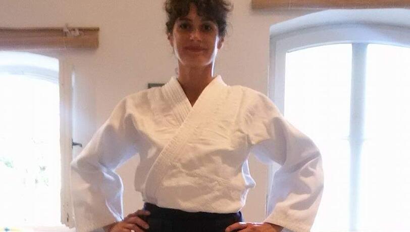 Anastasia Papadopoulou mit Aikidō-Anzug im Dojo, dem Trainingsort für Kampfkünste Anastasia Papadopoulou mit Aikidō-Anzug im Dojo, dem Trainingsort für Kampfkünste