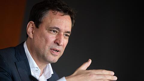 Georg Eisenreich (CSU), Justizminister von Bayern, spricht bei einer Pressekonferenz.