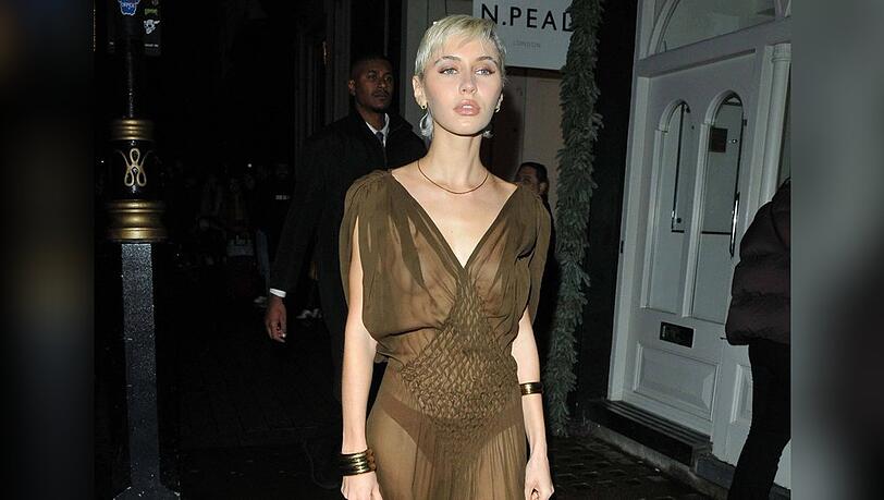 Iris Law lässt bei einem Fashionevent in London tief blicken. Iris Law lässt bei einem Fashionevent in London tief blicken.