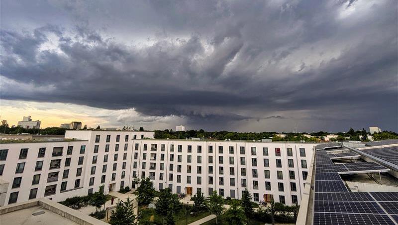 Blick von Oberföhring nach (Süd-) Westen kurz vor 20 Uhr. Blick von Oberföhring nach (Süd-) Westen kurz vor 20 Uhr.