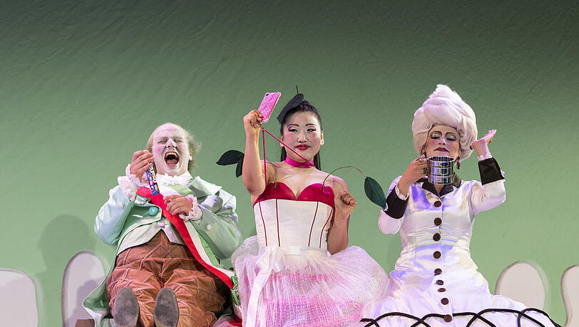 Jeremy Boulton (Der Bürgermeister), Mina Yu (Lauretta) und Anna Tetruashvili (Veronika) in "Doktor Mirakel“.