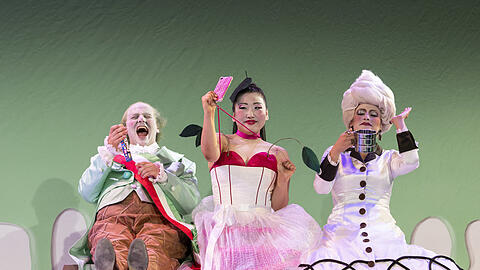 Jeremy Boulton (Der Bürgermeister), Mina Yu (Lauretta) und Anna Tetruashvili (Veronika) in "Doktor Mirakel“.