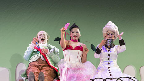Jeremy Boulton (Der Bürgermeister), Mina Yu (Lauretta) und Anna Tetruashvili (Veronika) in "Doktor Mirakel“.