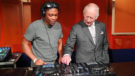 K&ouml;nig Charles III. (r.) hat sich beim Besuch der Aviva Studios in Manchester als DJ gezeigt.