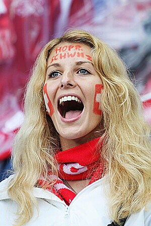Wir sind die wahren Champions - das sagen sich die weiblichen Fußball-Fans. Denn was wäre die EM ohne sie?! Hier sind sie also, die tollsten Fußball-Frauen Europas: