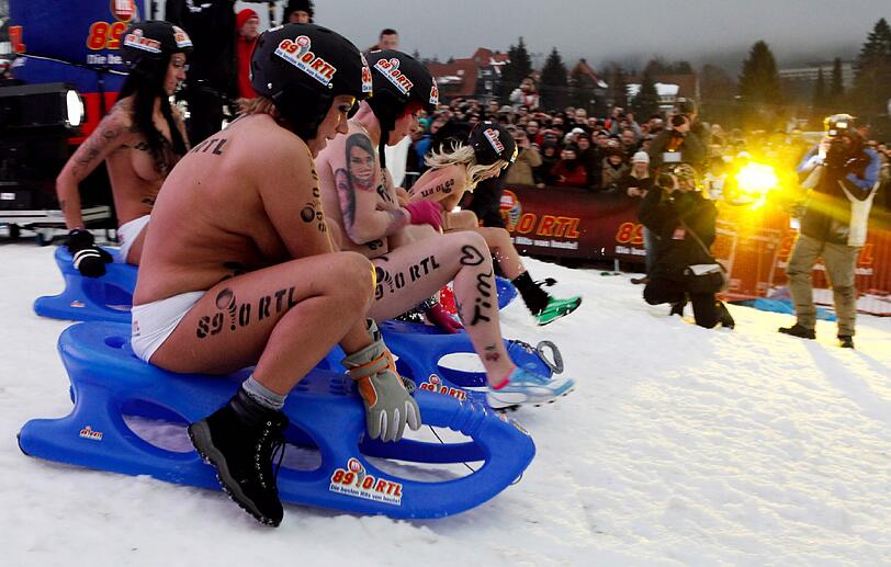 Nacktrodeln sorgt für Spaß im Harz: 25 000 Besucher ließen sich das Spektakel im vergangenen Jahr nicht entgehen - mit dabei: das schwedische Topmodel Markus Schenkenberg.