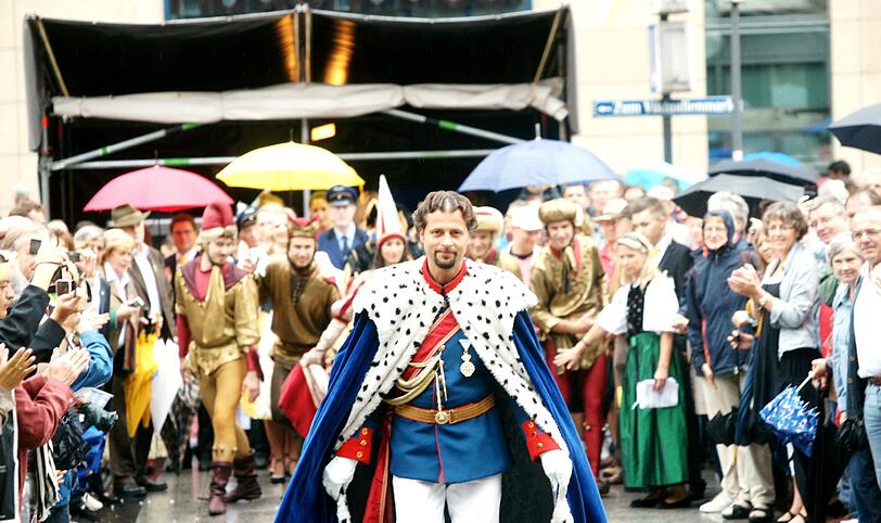 König Ludwig II., dargestellt von Schauspieler Sepp Daser präsentierte sich königlich bei der Eröffnung des Festes.