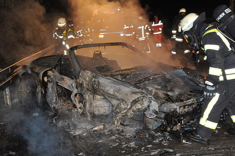 &bdquo;Die haben wahnsinniges Glück gehabt. Ihr Porsche war mit mindesten Tempo 150 Kilometern pro Stunde unterwegs&ldquo; - die Bilder vom Horror-Crash auf der A92.