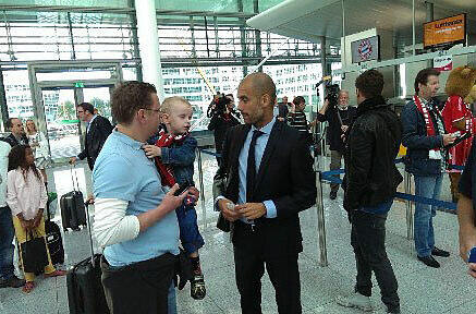 Pep Guardiola am Münchner Flughafen vor dem Abflug nach Prag.