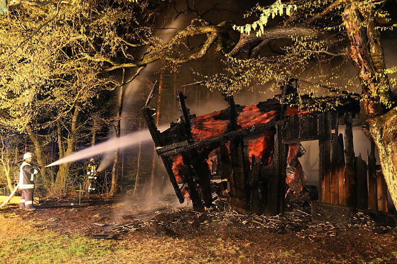 Die kleine Hütte am Waldrand stand beim Eintreffen der Feuerwehr im Volbrand. Die Flammen schlugen teilweise bis zu zwölf Meter hoch.