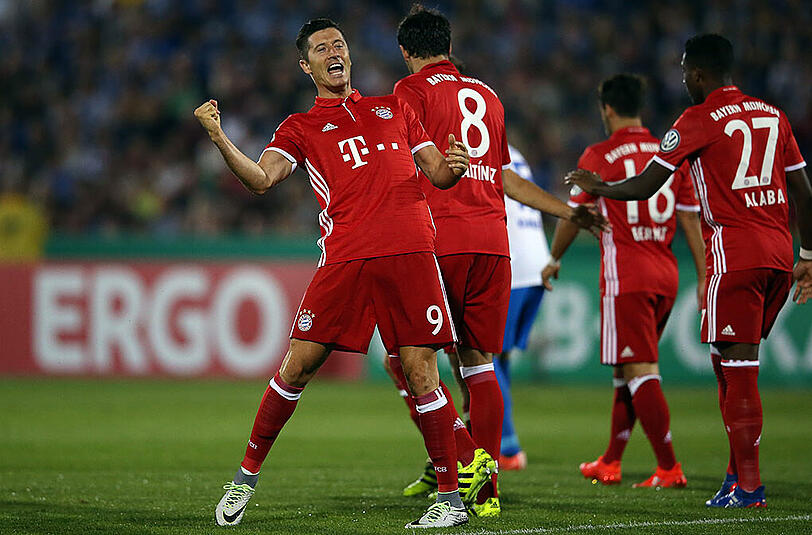 Hattrick, erster Teil! Bayern-Stürmer Robert Lewandowski bejubelt sein 1:0 (3. Minute), das 2:0 (34.) und 3:0 (43.) schießt er auch.