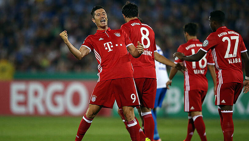 Hattrick, erster Teil! Bayern-Stürmer Robert Lewandowski bejubelt sein 1:0 (3. Minute), das 2:0 (34.) und 3:0 (43.) schießt er auch. Hattrick, erster Teil! Bayern-Stürmer Robert Lewandowski bejubelt sein 1:0 (3. Minute), das 2:0 (34.) und 3:0 (43.) schießt er auch.