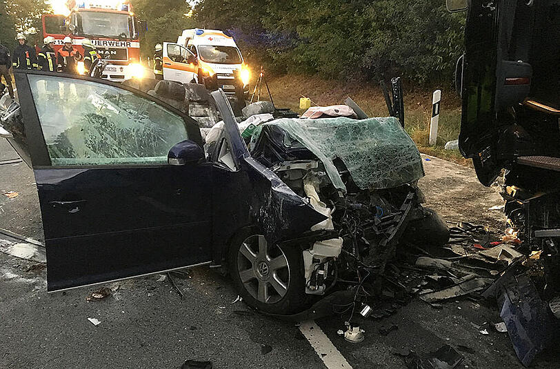 Bei dem Crash wurde der VW Touran komplett zerstört. Die Bilder von der Unfallstelle.