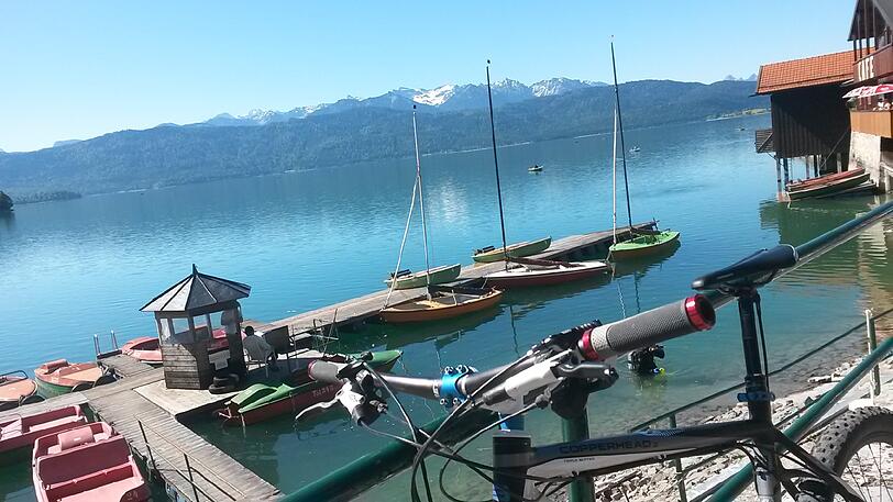 In Urfeld am Walchensee muss Pause gemacht werden - bei dem Seeblick.