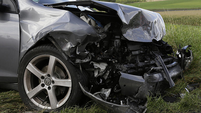 Beide Autos sind stark demoliert - die Front jeweils komplett zerstört. Die Bilder vom Unfall auf der B12.
