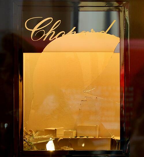 Brutaler Überfall auf Chopard-Filiale: So schlimm sieht es in dem Juwelier in der Maximilianstraße aus.