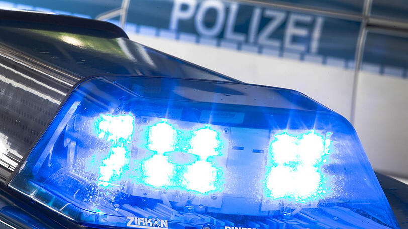 Drei Polizisten waren nötig, um den wild gewordenen Mann zu bändigen. (Symbolbild)