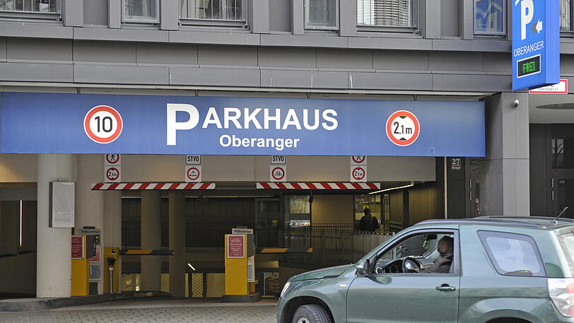 Ein Auto fährt in München in ein Parkhaus ein.