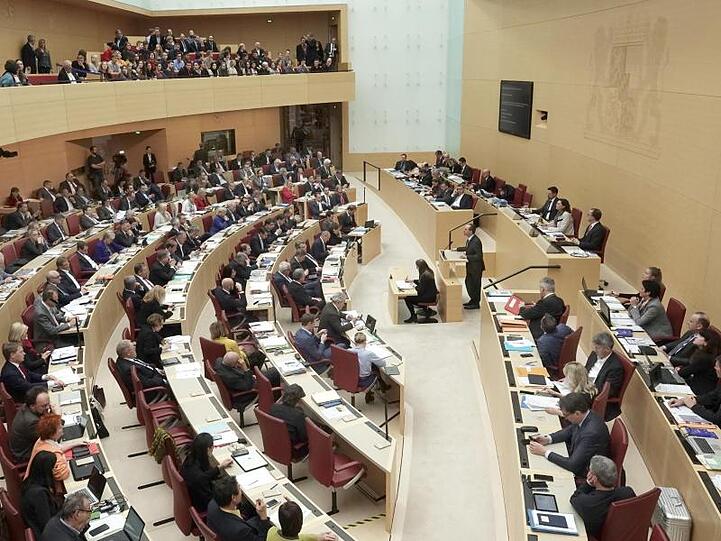 Blick in den Plenarsaal des Bayerischen Landtags. Foto: Jennifer Weese/dpa/Archivbild