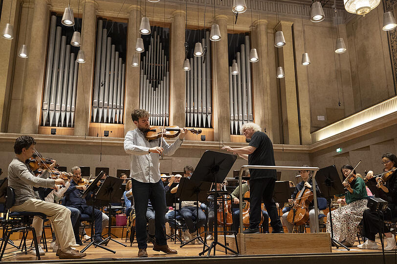 Simon Rattle und der Bratschist Timothy Ridout bei einer Probe.