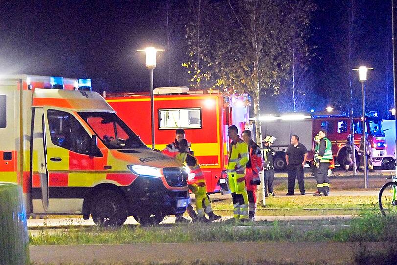 Insgesamt waren über 150 Einsatzkräfte vor Ort.  Am Ende stürzte die Holzhalle vollständig ein.