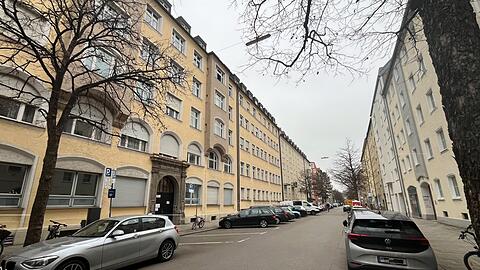 Verkauft: Die Gebäude (l.) des insolventen St. Josefs-Vereins in der Preysingstraße 21, 23 und 25 in Haidhausen wurden um 1932 gebaut.