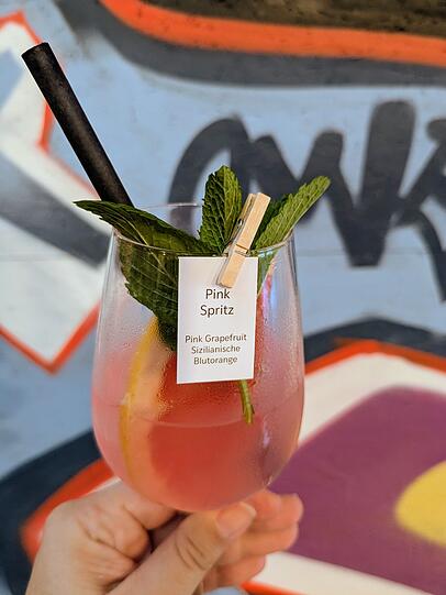 Ein Pink Spritz zum Probieren auf dem Freyheit Festival. Ein Pink Spritz zum Probieren auf dem Freyheit Festival.