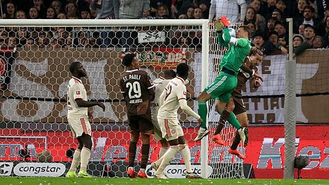 Bayern-Torwart Manuel Neuer am Millerntor gegen den FC St. Pauli. (Archiv) Bayern-Torwart Manuel Neuer am Millerntor gegen den FC St. Pauli. (Archiv)