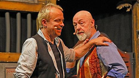 Henni Nachtsheim (l.) und Gerd Knebel bildeten das Comedy-Duo Badesalz - hier bei einem Auftritt in Gro&szlig;-Gerau.