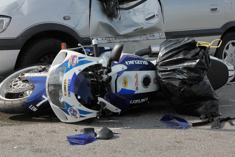 Ein 67-jähriger Rentner nimmt einem Motorradfahrer die Vorfahrt. Der wird schwer verletzt.