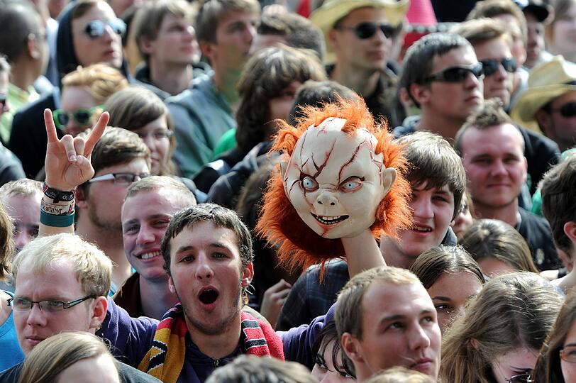 Hier ein Park-Besucher mit der Chucky-Maske.