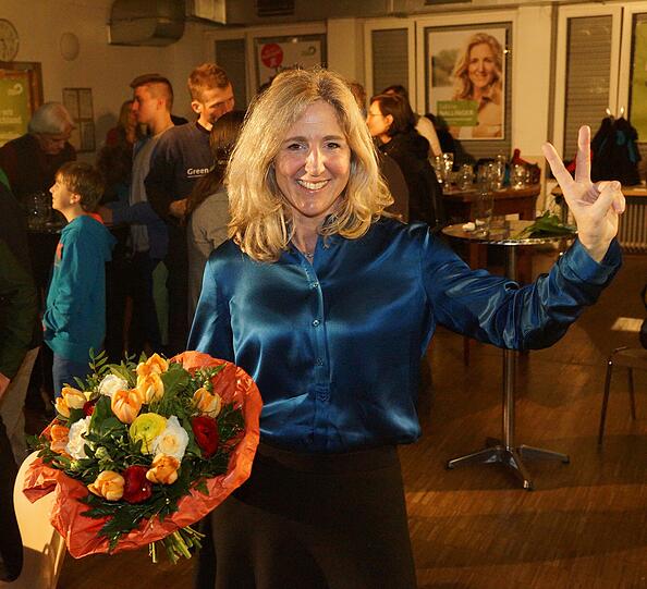 Auch allein posiert Sabine Nallinger bei der Wahlparty der Grünen in Eine Welt Haus noch für die zahlreichen Fotografen.