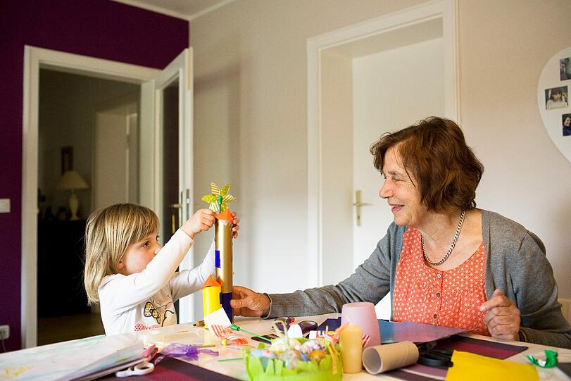 Gemeinsam basteln die vierjährige Samira unf ihre Leihoma Jutta an einem Windrad.