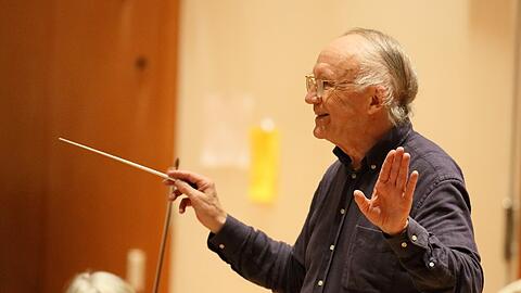Heinz Holliger probt mit dem Bayerischen Staatsorchester.