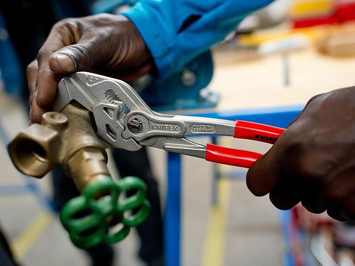 Ein Geflüchteter arbeitet in einer Lernwerkstatt an einem Werkstück. Einer aktuellen Studie zufolge ist ein großer Teil der zwischen 2013 und 2016 nach Deutschland geflohenen Menschen erwerbstätig.