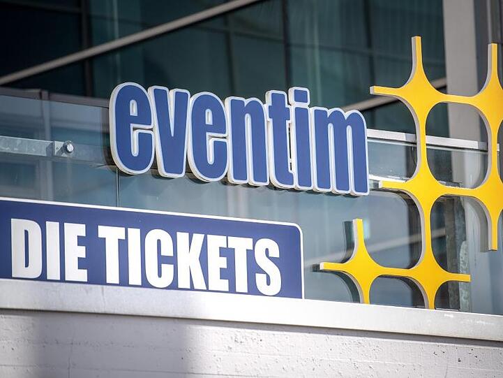 Ein Schild weist auf den Ticketverkauf von CTS Eventim hin. Foto: Sina Schuldt/dpa/Archivbild